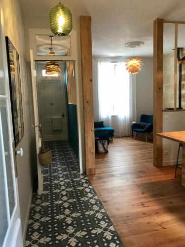 Cette chambre dispose d'un couloir avec un tapis. dans l'établissement Maison d'hôtes Alma, à Bordeaux