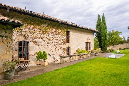 a house with a green lawn in front of it at Hotel Palacio De Luko in Luco