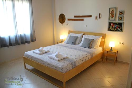 1 dormitorio con 1 cama con 2 toallas en Bellisima Campagna Home pelekapina -chania crete, en La Canea