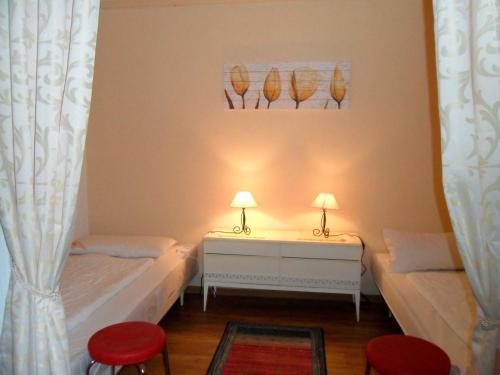 ハイリゲンハーフェンにあるFewo " fáros "のベッドルーム1室(ベッド2台、テーブル、椅子2脚付)