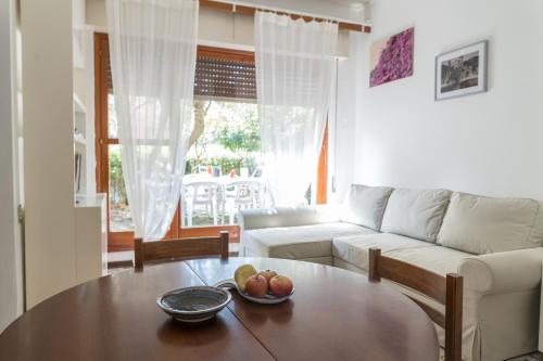 a living room with a table and a couch at Il Piccolo Gigante in Monterosso al Mare