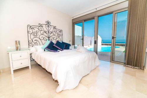 Postel nebo postele na pokoji v ubytování VILLA LUXURY VISTA DE MAR