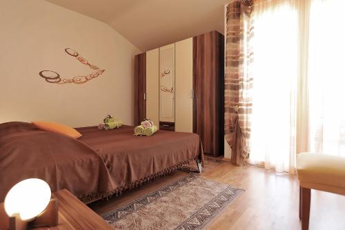 比比涅的住宿－馬格達萊納公寓酒店，一间卧室设有一张床和一个大窗户