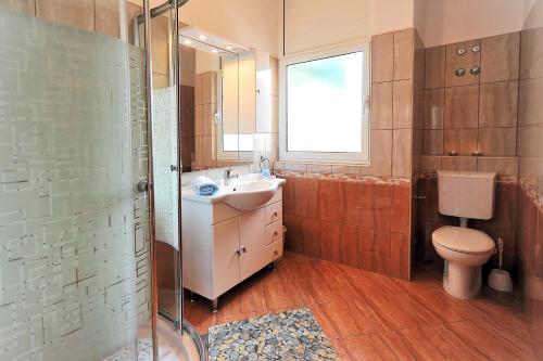 比比涅的住宿－馬格達萊納公寓酒店，一间带水槽和卫生间的浴室以及窗户。