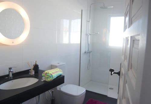 een badkamer met een toilet, een wastafel en een douche bij Casa Green in Mijas Costa