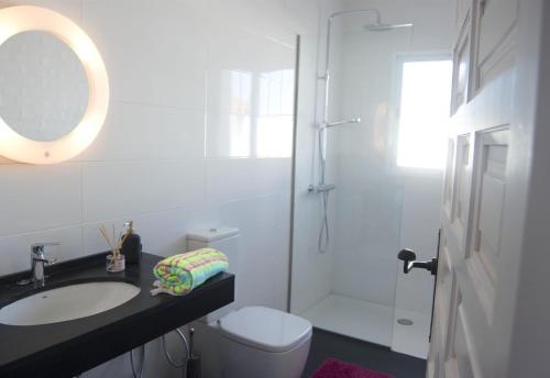 ein Badezimmer mit Toilette, Waschbecken und Dusche in der Unterkunft Casa Green in Mijas Costa
