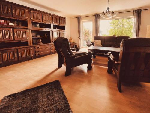un soggiorno con divano, tavolo e sedie di Ferienwohnung Bienenkorb a Selb