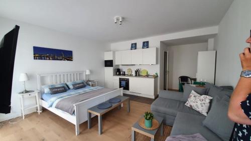 um quarto com uma cama e uma sala de estar em Heimathaven 3 em Bremerhaven