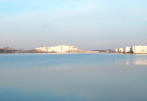 a large body of water with buildings in the background at Ferienwohnung mit Strandkorb in Heiligenhafen
