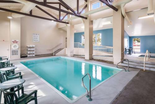 Bazén v ubytování Quality Inn & Suites Coeur d'Alene nebo v jeho okolí