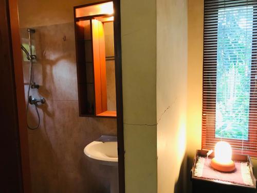 Vonios kambarys apgyvendinimo įstaigoje Swarnapaya résidence