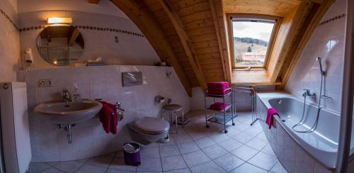 uma casa de banho com um lavatório, uma banheira e um WC. em Schwarzwaldliebe em Fröhnd