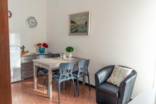 a dining room with a table and two chairs at Il Mare fra gli Ulivi in Monterosso al Mare