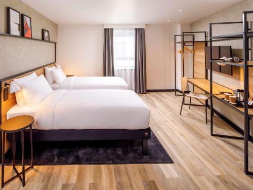 薩頓的住宿－ibis London Sutton Point，酒店客房配有两张床和一张书桌