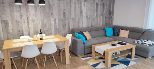- un salon avec un canapé et une table dans l'établissement Apartament KAOLA, à Jelenia Góra