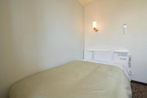Postel nebo postele na pokoji v ubytování Kobe Sannomiya Union Hotel