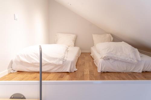 
A bed or beds in a room at Landvetter Parkering
