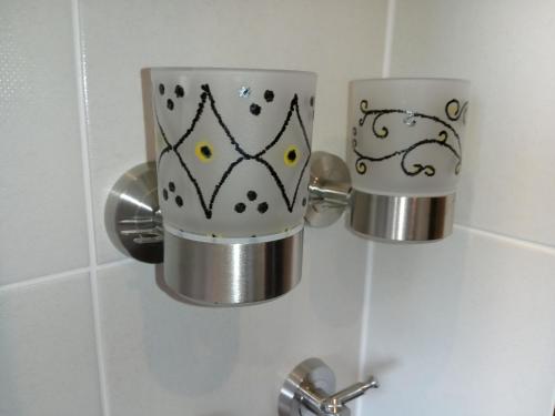 two coffee cups sitting on a wall in a bathroom at Auszeit am Elbdeich in Sankt Margarethen in Sankt Margarethen