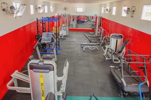 a gym with a row of exercise bikes at Hotel Vitoria in São Tomé