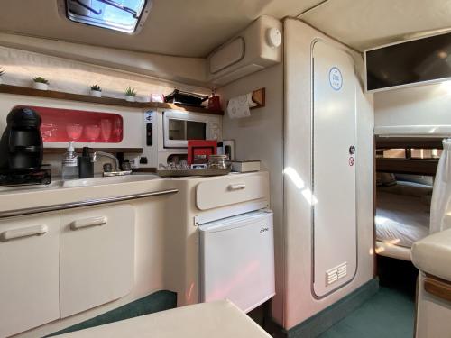 una cocina con nevera y fregadero en SLEEPBOAT YACHT, en Oporto