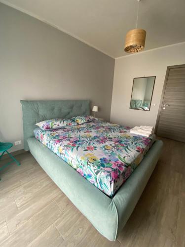 ein Schlafzimmer mit einem Bett mit einer bunten Bettdecke in der Unterkunft Tres joli in Rom
