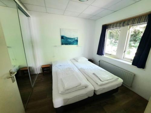 Postel nebo postele na pokoji v ubytování Huize Oostduin