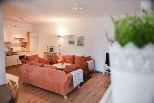 sala de estar con sofá y mesa en Huxfeld-Hof - Hamme, en Grasberg