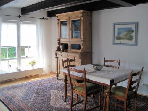ein Esszimmer mit einem Holztisch und Stühlen in der Unterkunft Ferienhaus Rüder "Schöne Aussicht" in Avendorf auf Fehmarn