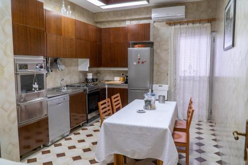 cocina con mesa y nevera en Via Sparano Suite, en Bari