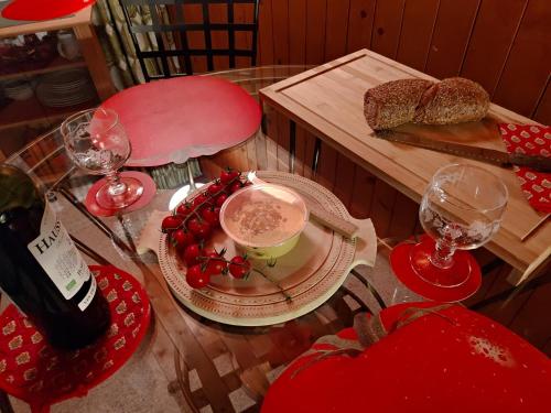 una mesa con un plato de comida y copas de vino en Studio avec vue splendide sur les Diablerets, en Les Diablerets