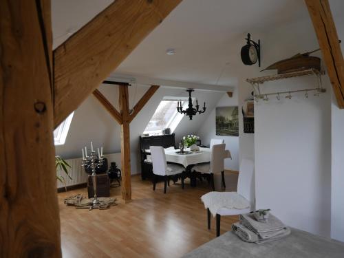 een eetkamer en een woonkamer met een tafel en stoelen bij Ferienwohnungen im Alten Bahnhof in Osnabrück