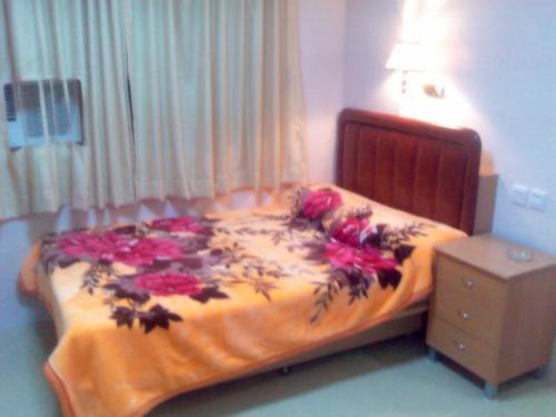 A bed or beds in a room at Oriental Pearl Budget Hotel
