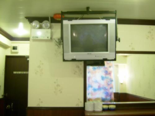香港にあるオリエンタル パール バジェットホテルの部屋の壁掛けテレビ
