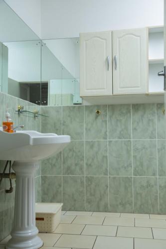 Un baño de The Ad Lib Executive lodge