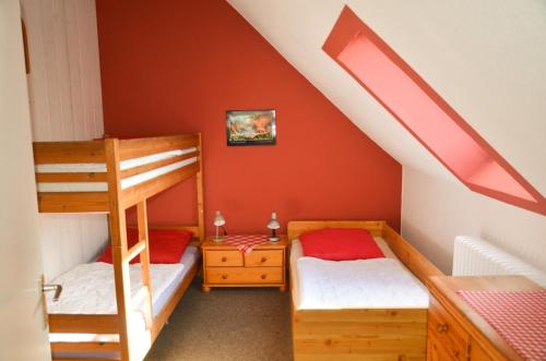 two bunk beds in a room with an attic at Ferienhof Frohne - Up de Hielen in Merzen