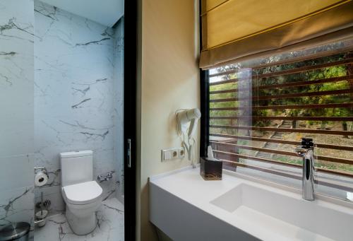 Ένα μπάνιο στο Folk Boutique Hotel