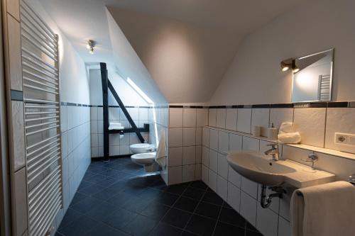 La salle de bains est pourvue de 2 lavabos et de 2 toilettes. dans l'établissement Alte Schule Spittelstein 1OG links - a22964, à Rödental
