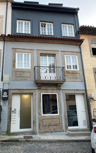 ein Gebäude mit Balkon darüber in der Unterkunft PALHOTAS GUEST HOUSE - Apartamento Sameiro in Braga