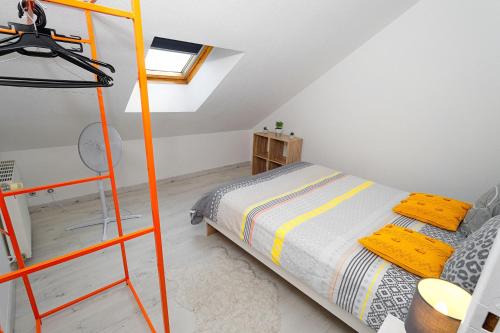 une chambre avec un lit superposé et une échelle dans l'établissement LD - location Montluçon, à Montluçon