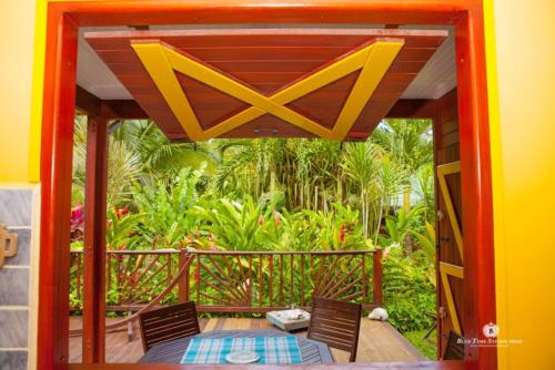 an open door to a balcony with a table and chairs at Bungalow charmant à Pointe-Noire avec piscine partagée in Pointe-Noire