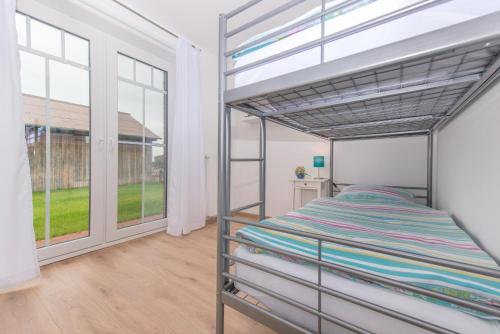 1 dormitorio con litera y ventana en Huxfeld-Hof - Wiesenblick, en Grasberg