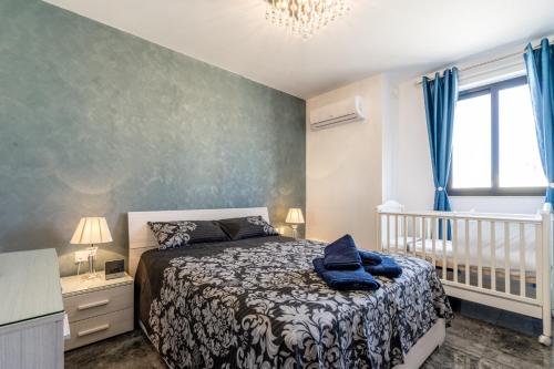 Llit o llits en una habitació de Tulip Court Penthouse Brand New-2 Min From The Sea-Central Bugibba