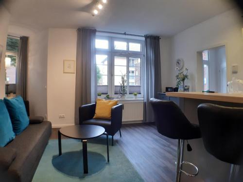 - un salon avec un canapé, des chaises et une table dans l'établissement Gleis acht, à Bredstedt