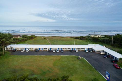 una vista aérea de un gran edificio con el océano en Tillicum Beach Motel - Formerly Deane's Oceanfront Lodge, en Yachats