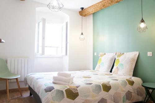 - une chambre avec un lit doté d'une couette et d'oreillers dans l'établissement Le Bréa, à Menton