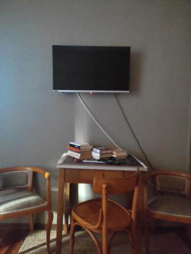 En tv och/eller ett underhållningssystem på Antico Affittacamere di Tollegno
