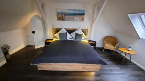 a bedroom with a large bed in a attic at Gästehaus Rektor-Petersen in Bredstedt