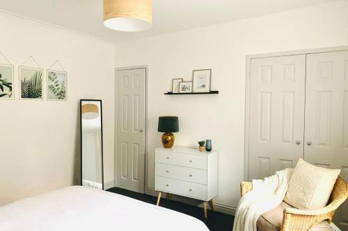 Ένα ή περισσότερα κρεβάτια σε δωμάτιο στο The Nook - A stylish apartment with garden, near the beach