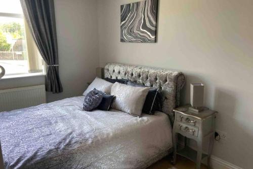 Cama o camas de una habitación en Ulverston South Lakes Spacious 3 Bed G/F Apartment
