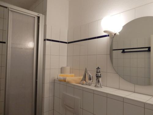 プレローにあるGästehaus Whg 9のバスルーム(鏡、シンク、シャワー付)